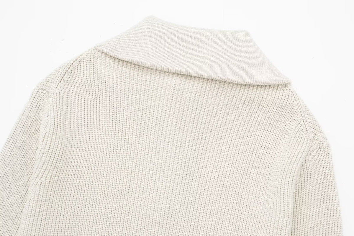 Damenpullover mit Streifen, halbem Reißverschluss und Stehkragen – Holly