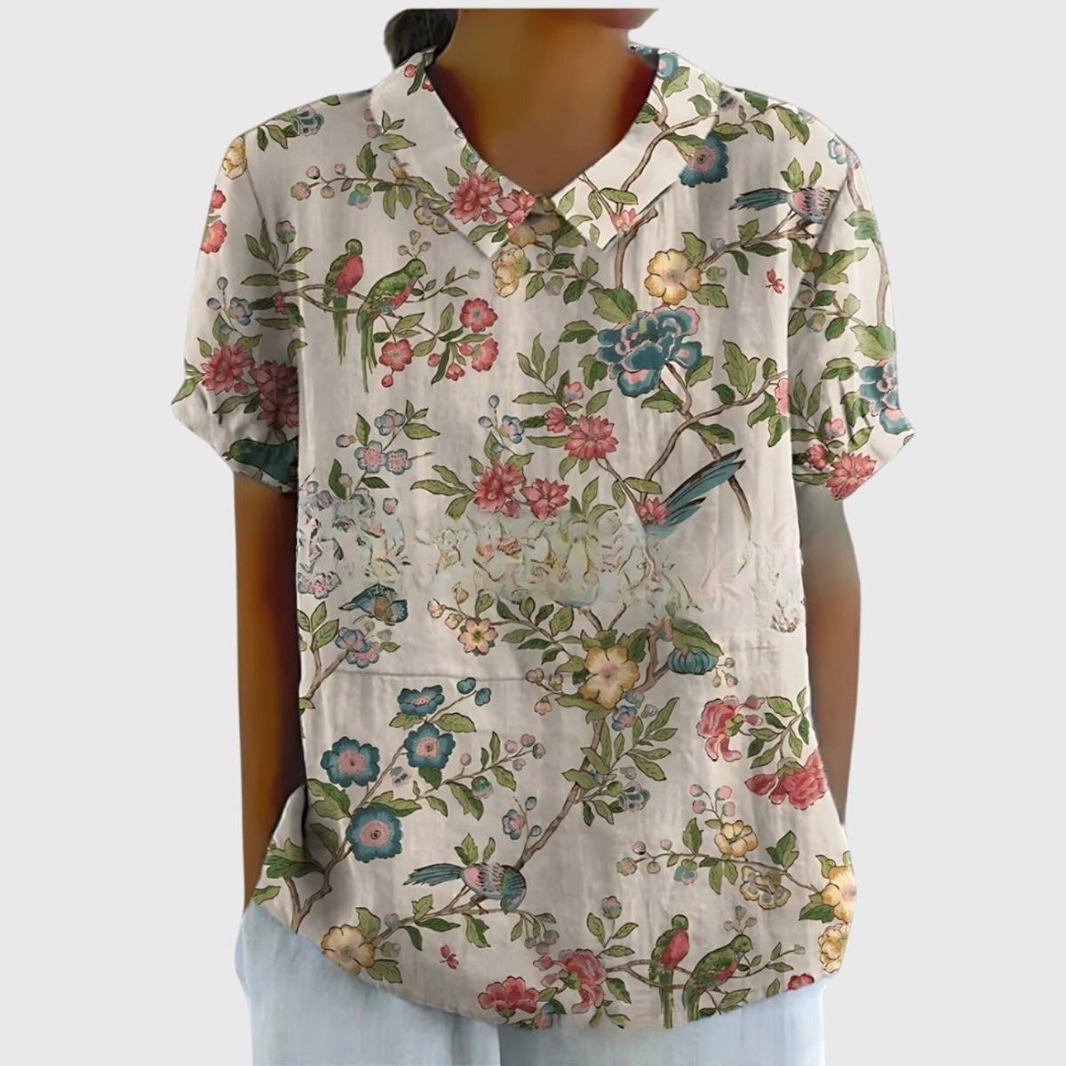 Kurzärmelige Damenbluse mit Blumenmuster und Bubikragen