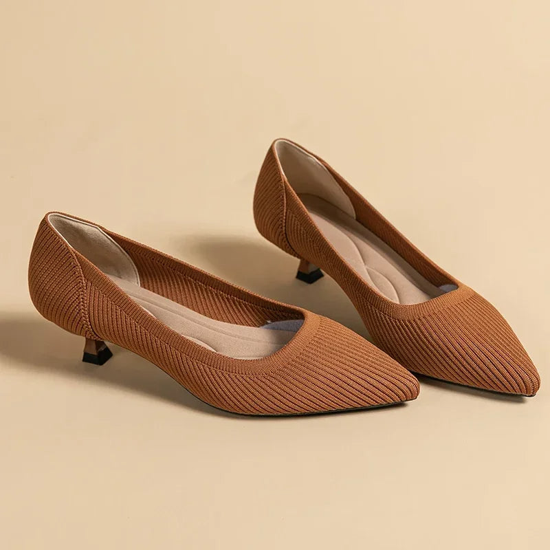 Solvei | Damen Kitten Heel Pumps Spitze Zehenpartie