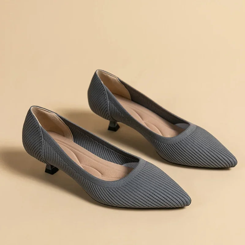 Solvei | Damen Kitten Heel Pumps Spitze Zehenpartie