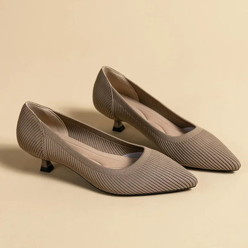 Solvei | Damen Kitten Heel Pumps Spitze Zehenpartie