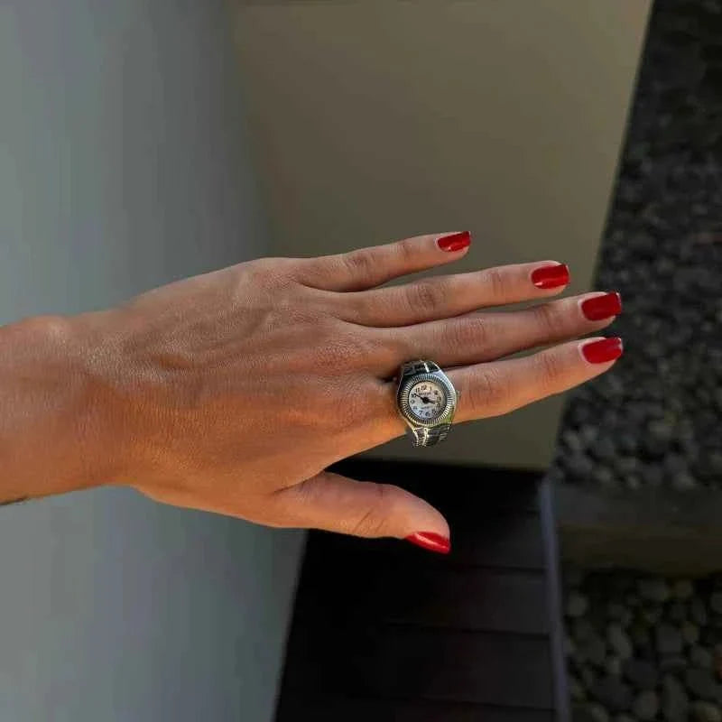 Moderne Muse Ringuhr
