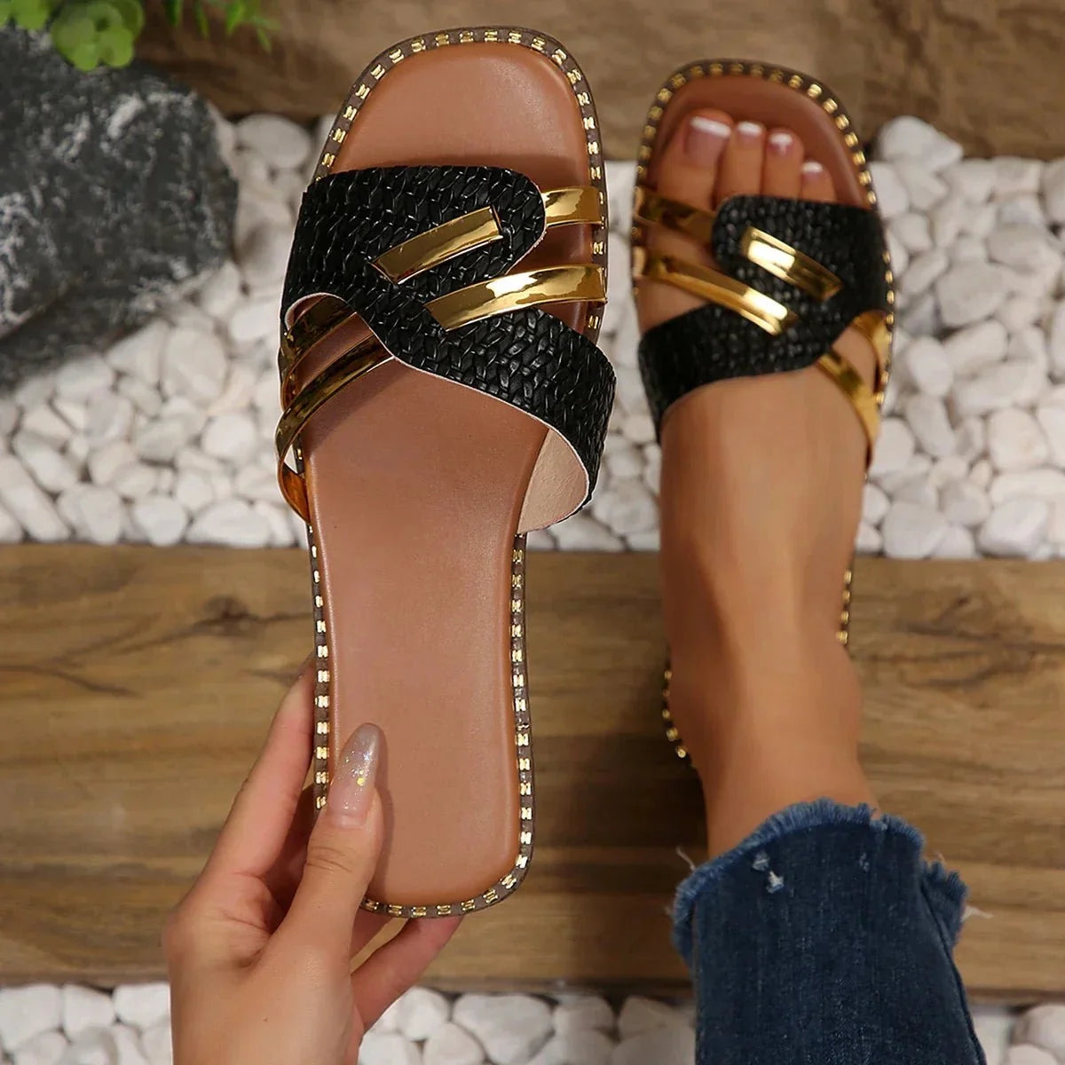 Pantoletten Damen flach mit Riemen und Nieten
