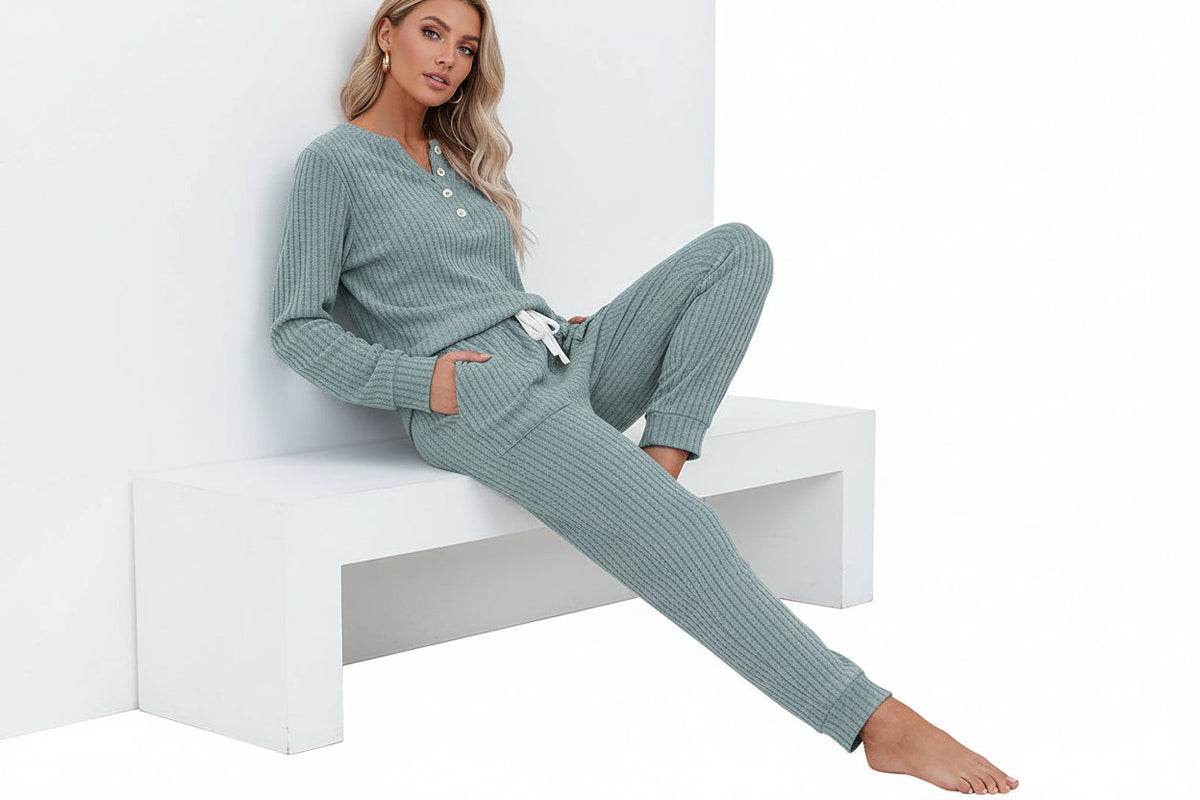Rippenstrukturiertes zweiteiliges Set mit Langarmoberteil und Hose