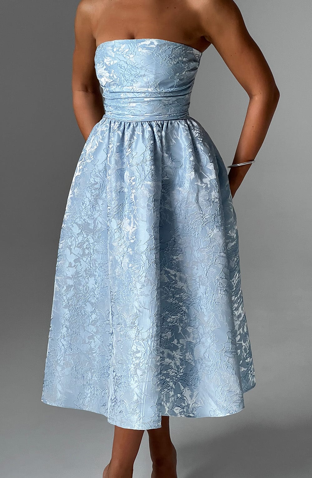 Tyche - Schulterfreies Jacquard-Midikleid