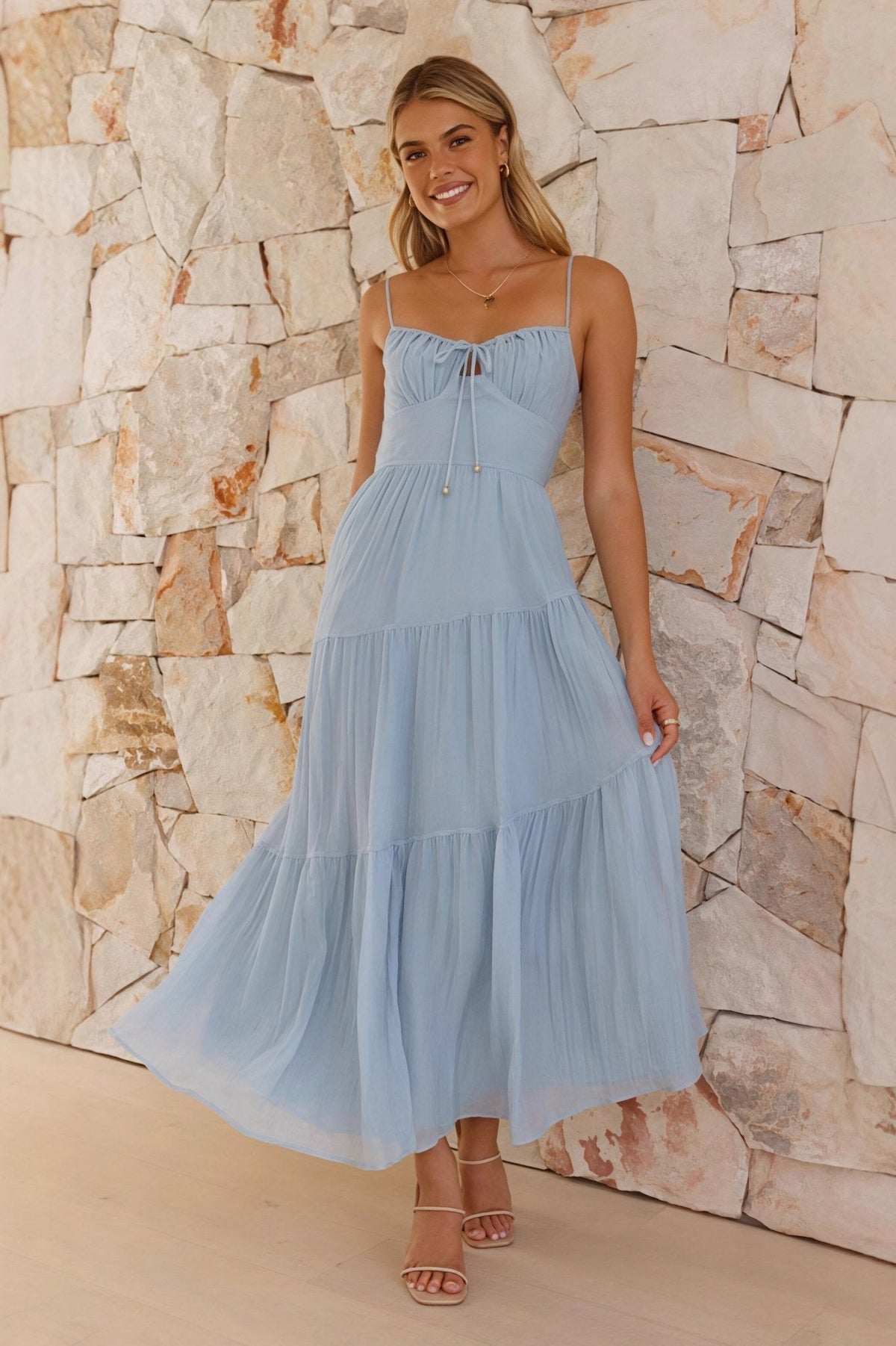 Celeste – Träger-Maxikleid mit offenem Rücken und ausgestelltem Saum