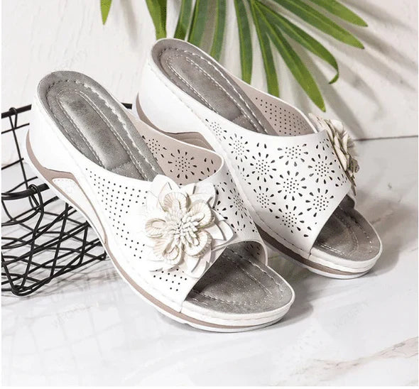 Pieterse – Orthopädische Keilabsatzsandalen Mit Blumenausschnitt