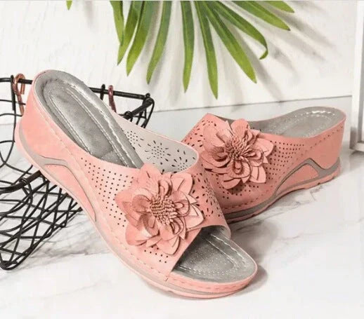 Pieterse – Orthopädische Keilabsatzsandalen Mit Blumenausschnitt