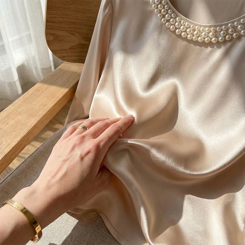 Quitterie – Satin Bluse Mit Perlenkragen